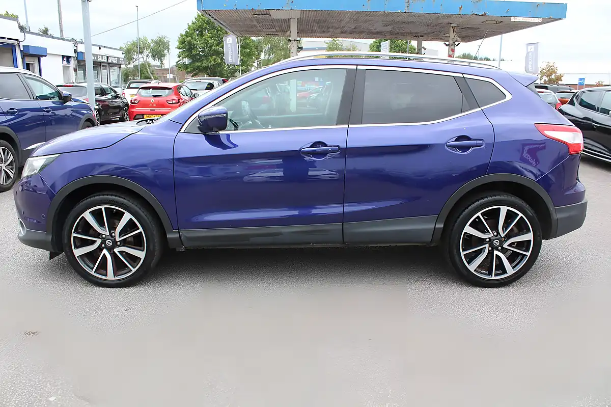 Used 2015 Nissan Qashqai Tekna Blue - Interior and Exterior details 7
