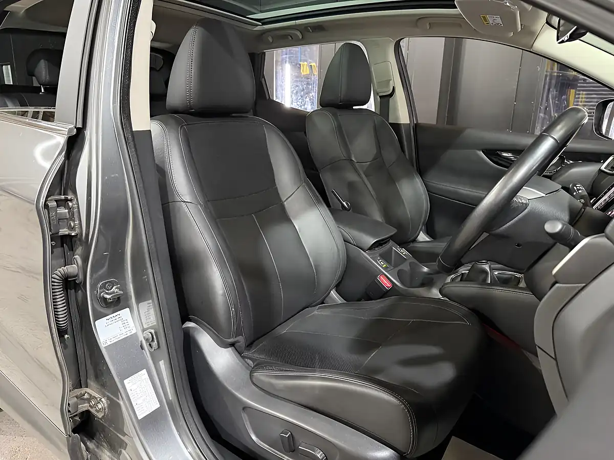 Used 2015 Nissan Qashqai Tekna Grey - Interior and Exterior details 14