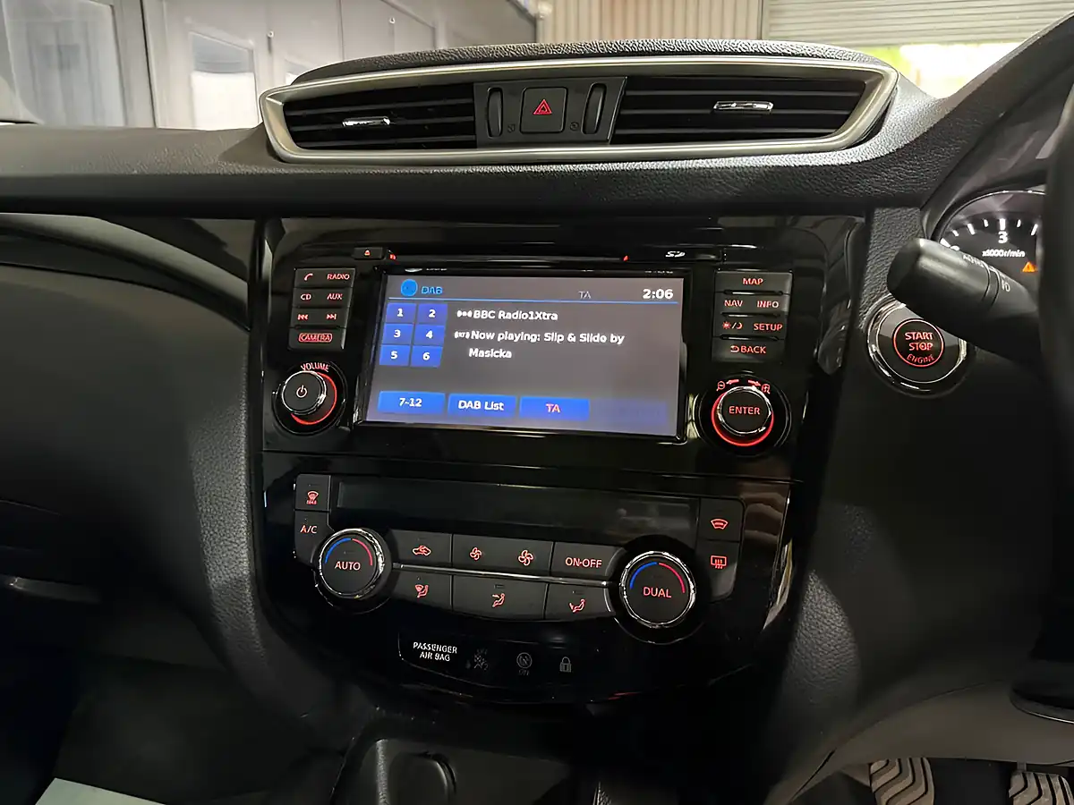 Used 2015 Nissan Qashqai Tekna Grey - Interior and Exterior details 15