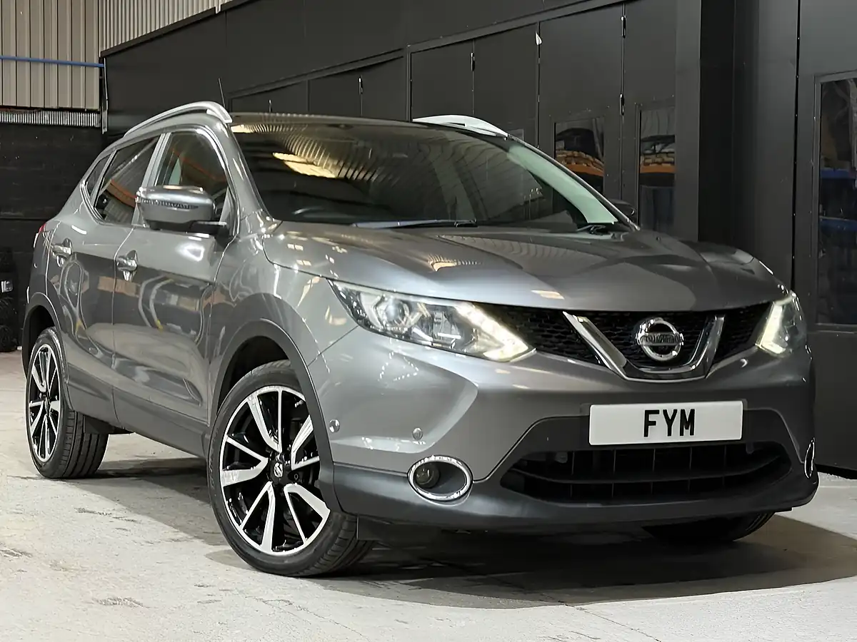 Used 2015 Nissan Qashqai Tekna Grey - Interior and Exterior details 3