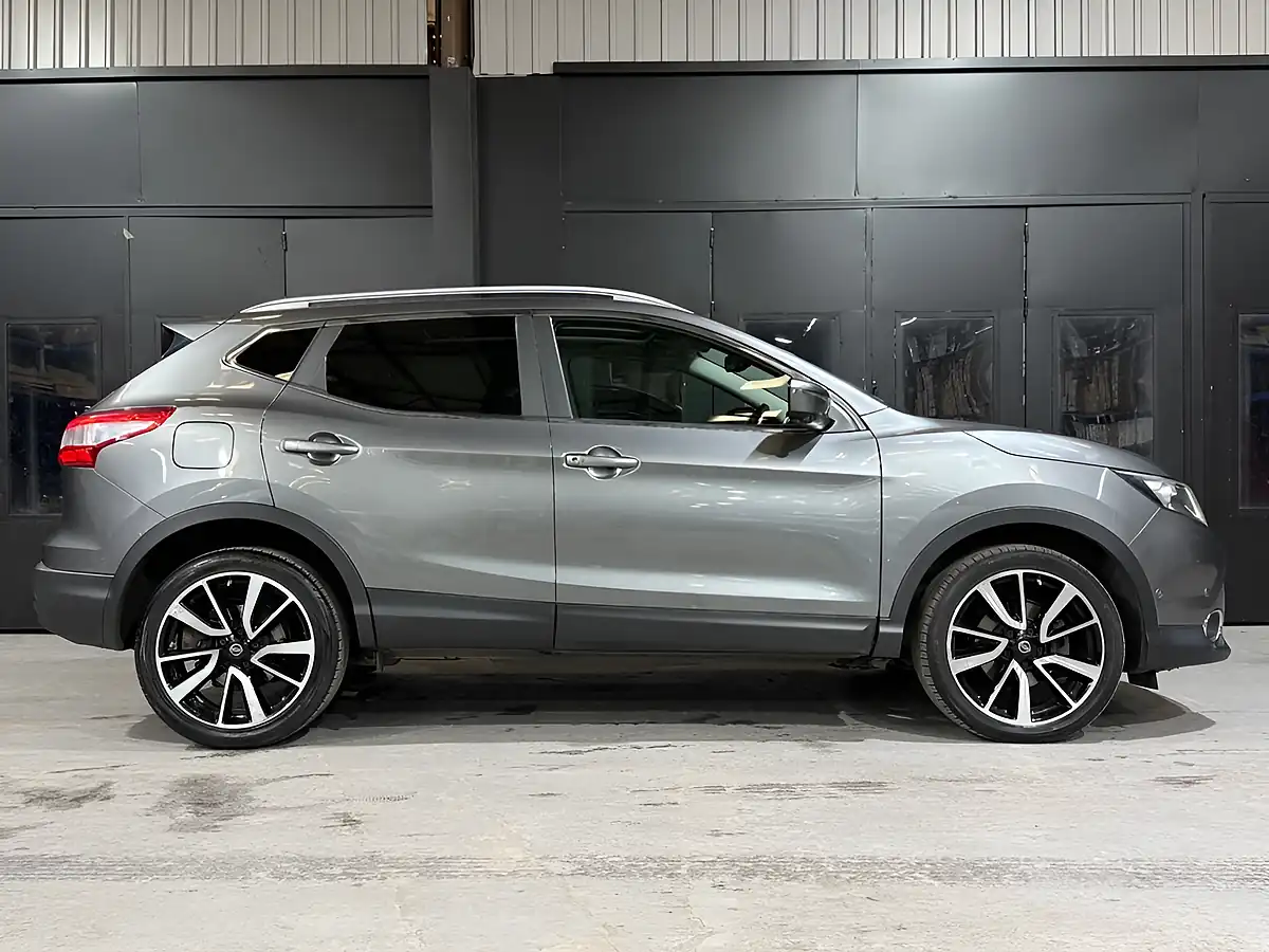 Used 2015 Nissan Qashqai Tekna Grey - Interior and Exterior details 4