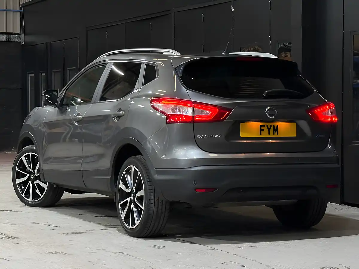 Used 2015 Nissan Qashqai Tekna Grey - Interior and Exterior details 5