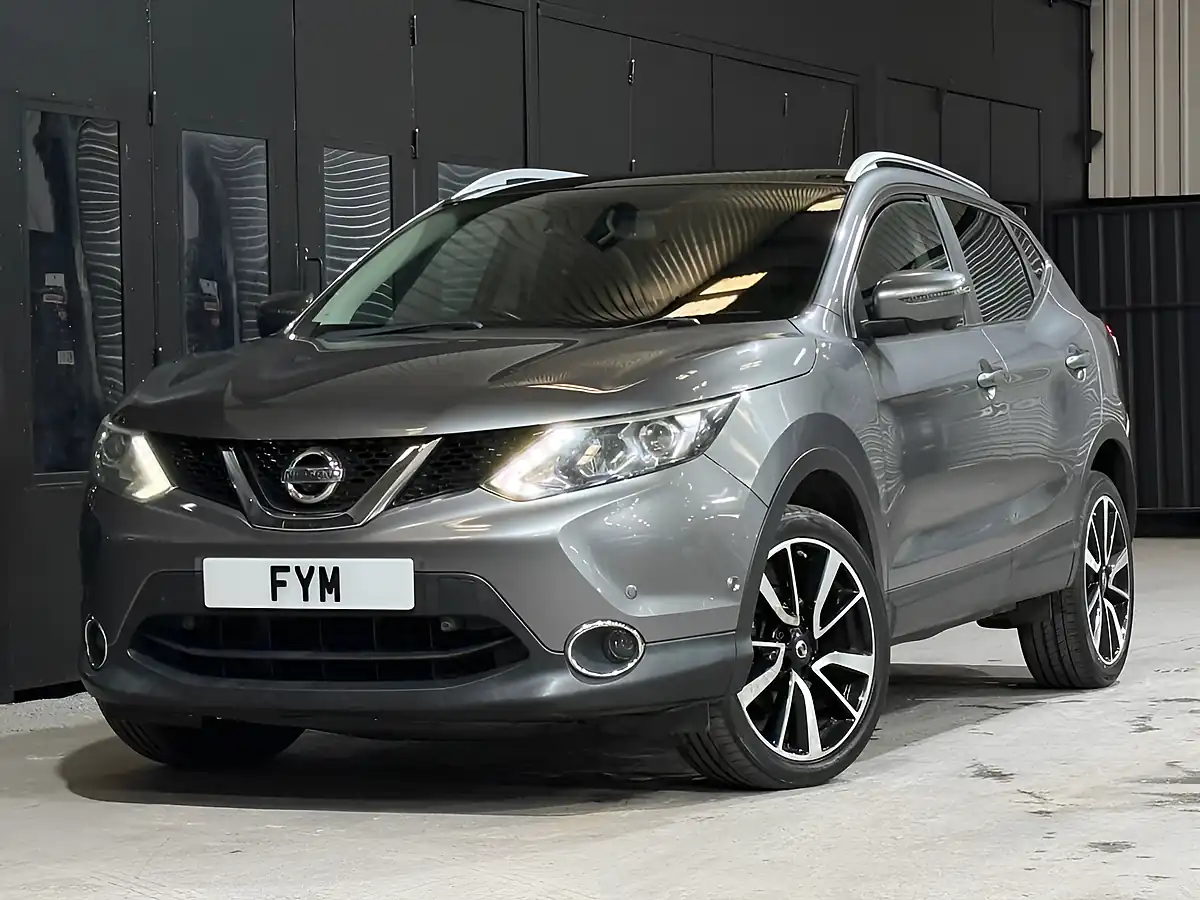 Used 2015 Nissan Qashqai Tekna Grey - Interior and Exterior details 7