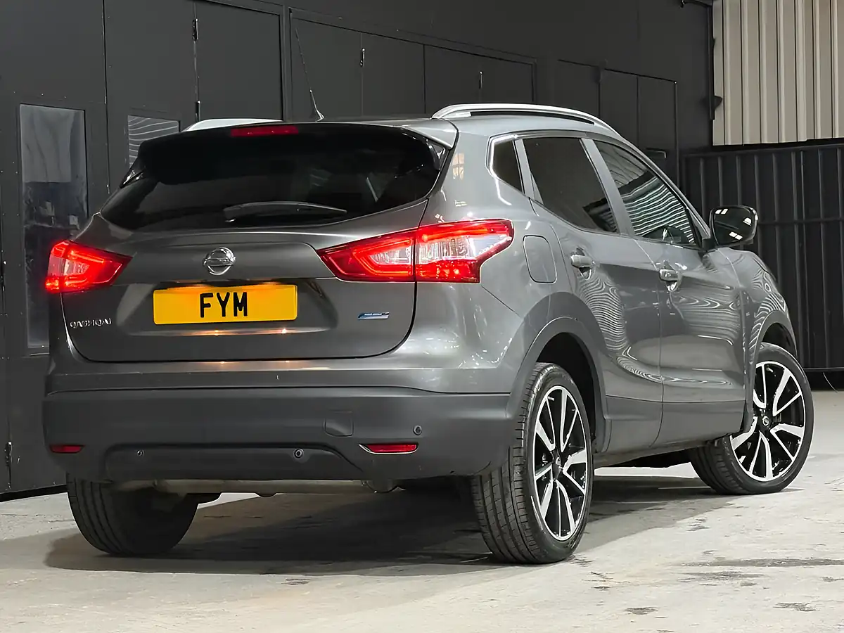 Used 2015 Nissan Qashqai Tekna Grey - Interior and Exterior details 8