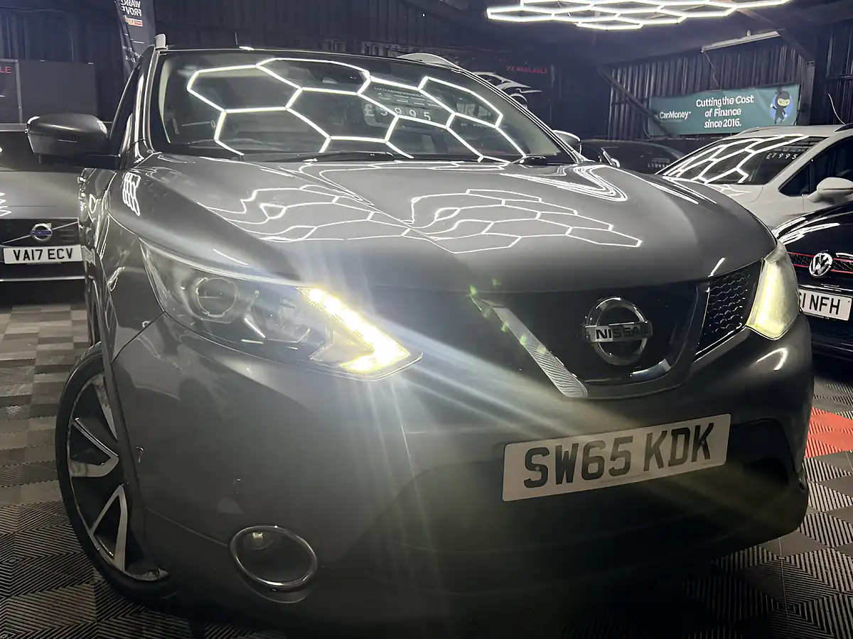 Used 2015 Nissan Qashqai Tekna Grey - Front View