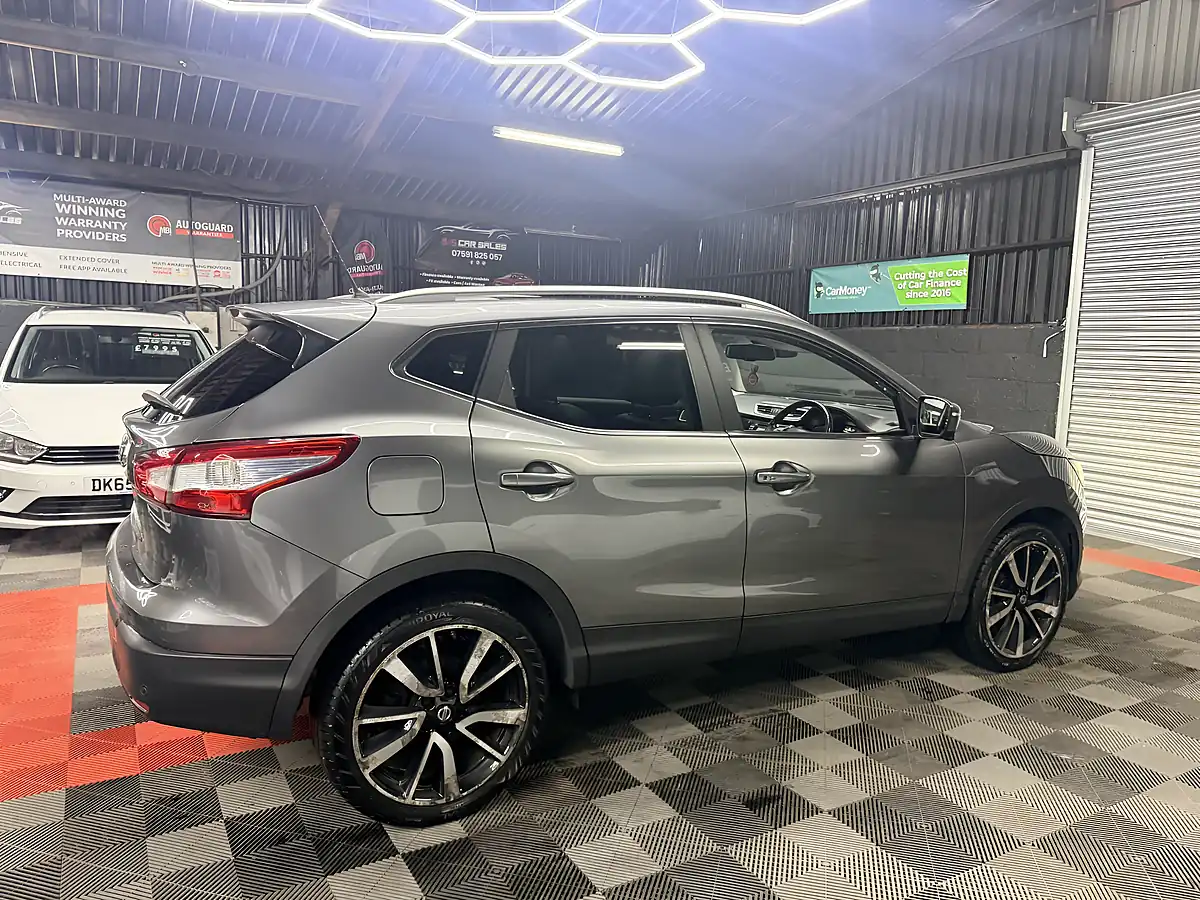 Used 2015 Nissan Qashqai Tekna Grey - Interior and Exterior details 10