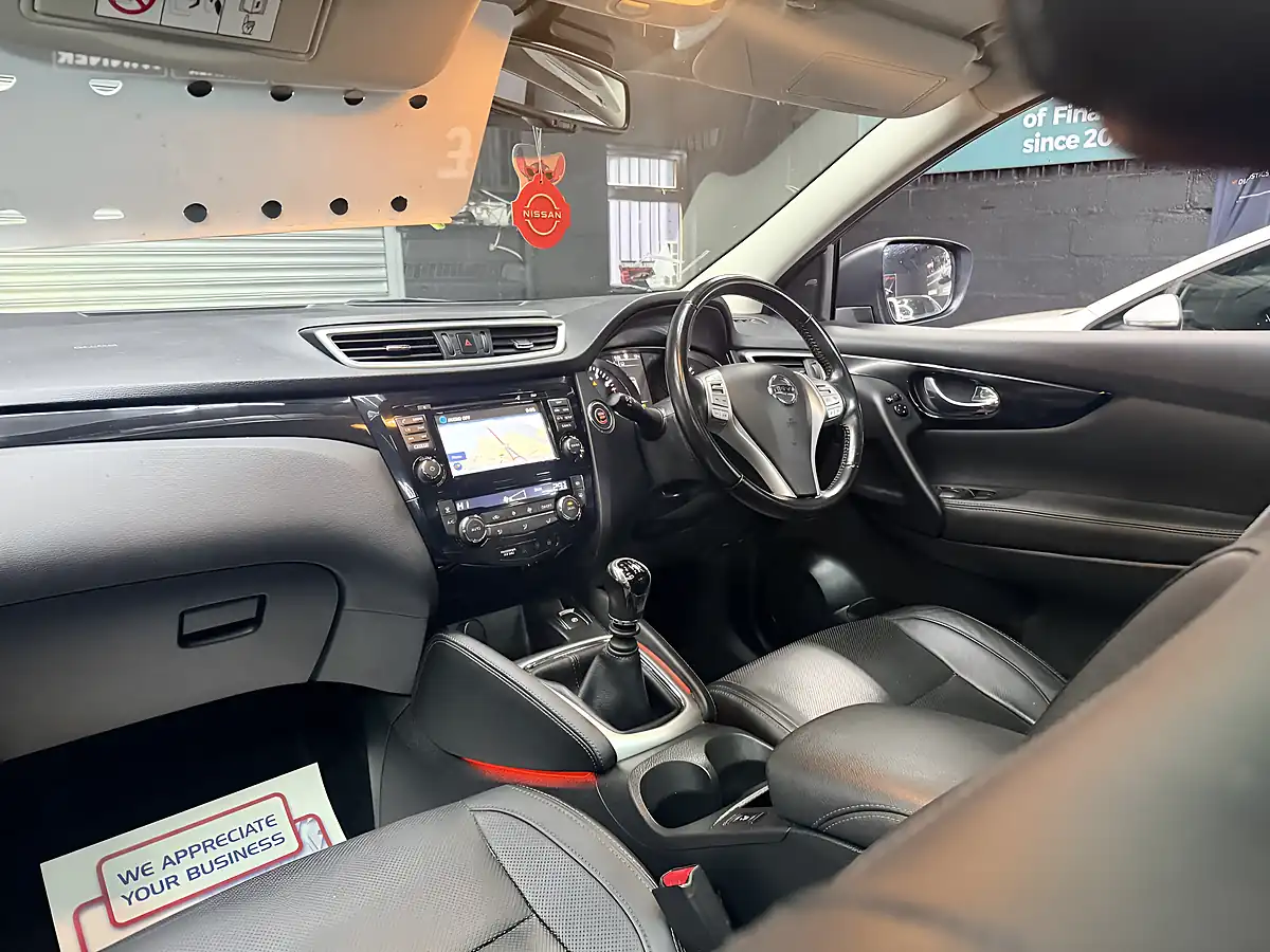 Used 2015 Nissan Qashqai Tekna Grey - Interior and Exterior details 11