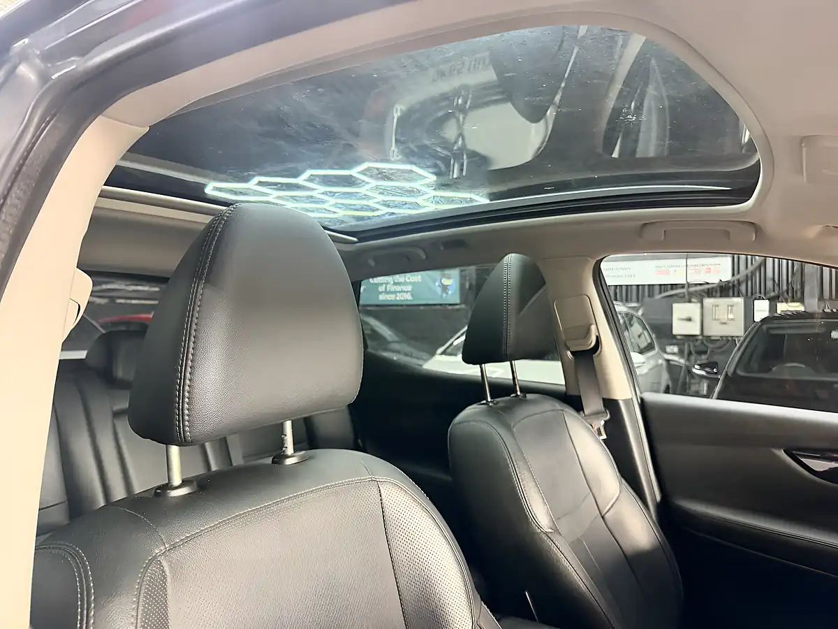 Used 2015 Nissan Qashqai Tekna Grey - Interior and Exterior details 15