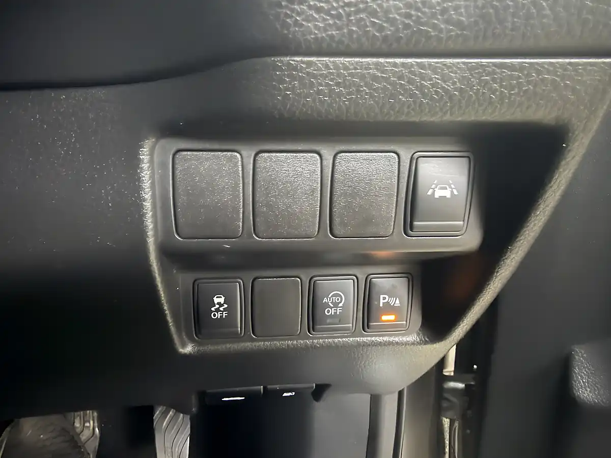 Used 2015 Nissan Qashqai Tekna Grey - Interior and Exterior details 16