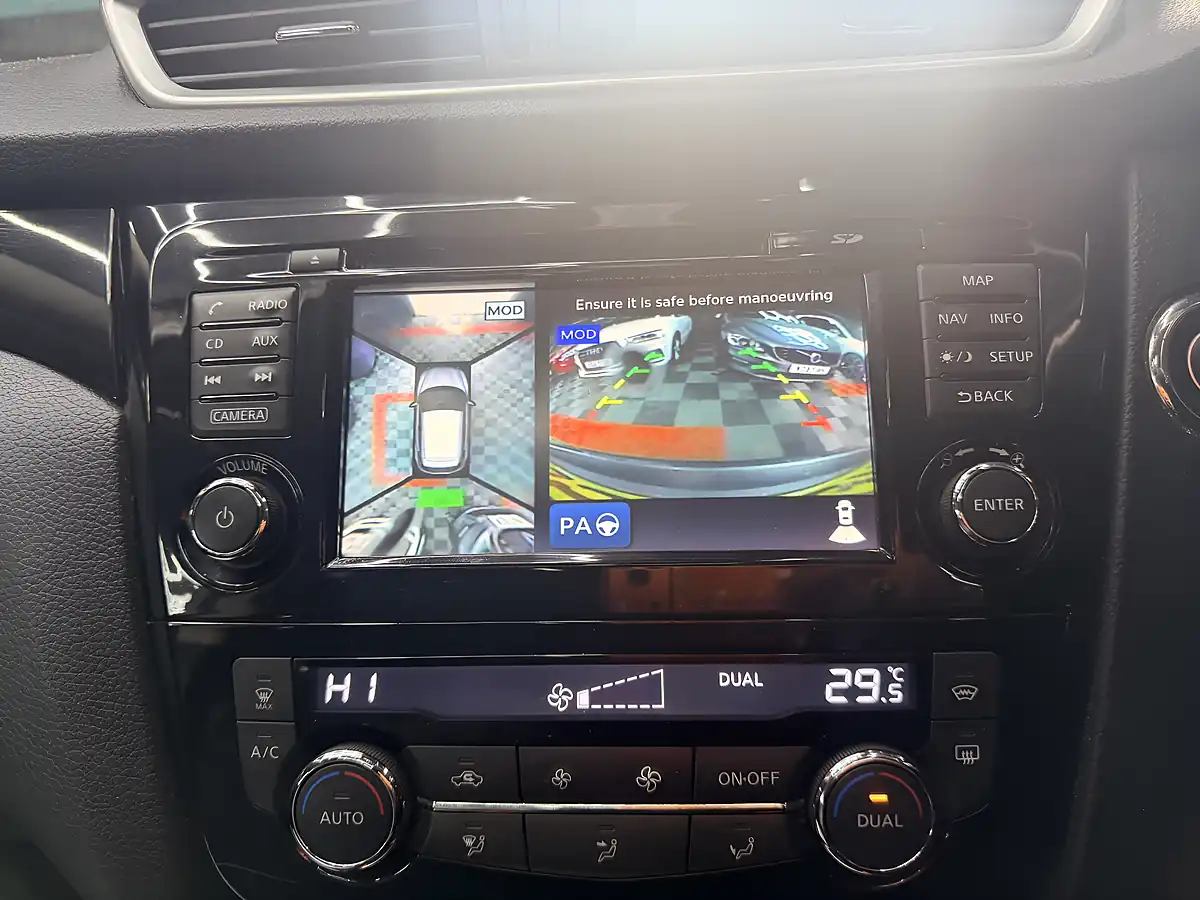 Used 2015 Nissan Qashqai Tekna Grey - Interior and Exterior details 20