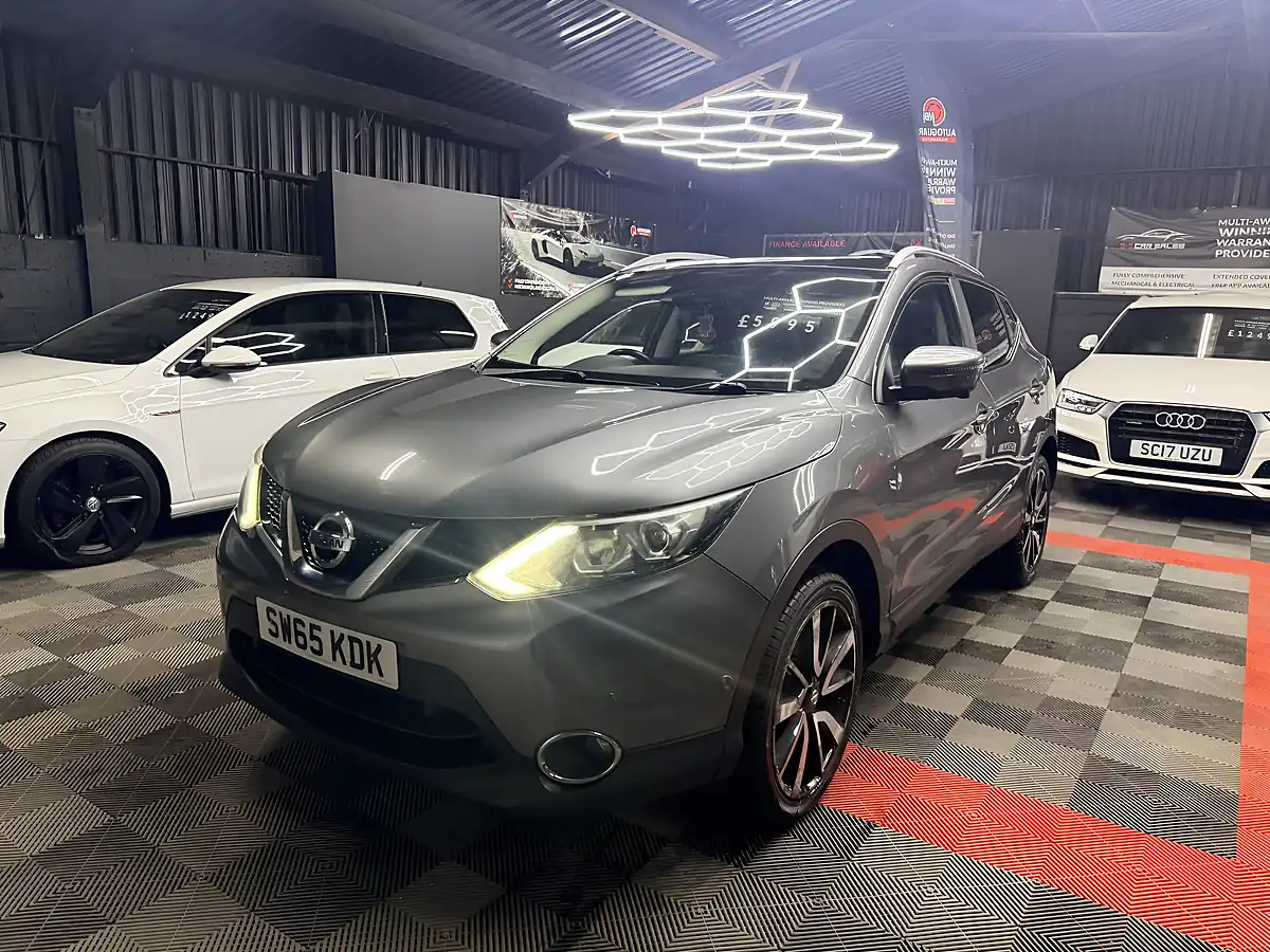 Used 2015 Nissan Qashqai Tekna Grey - Interior and Exterior details 3