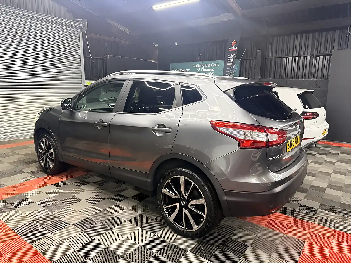 Used 2015 Nissan Qashqai Tekna Grey - Interior and Exterior details 4