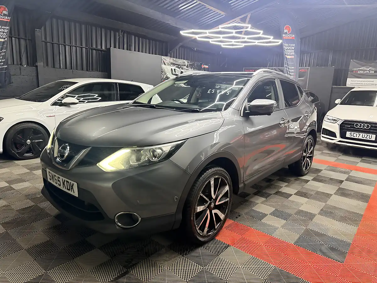 Used 2015 Nissan Qashqai Tekna Grey - Interior and Exterior details 7