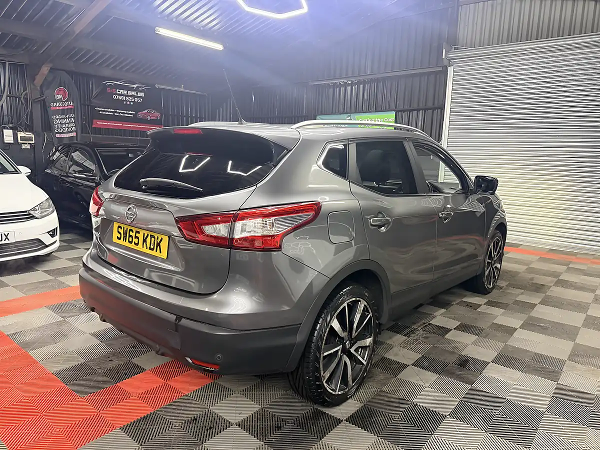 Used 2015 Nissan Qashqai Tekna Grey - Interior and Exterior details 9
