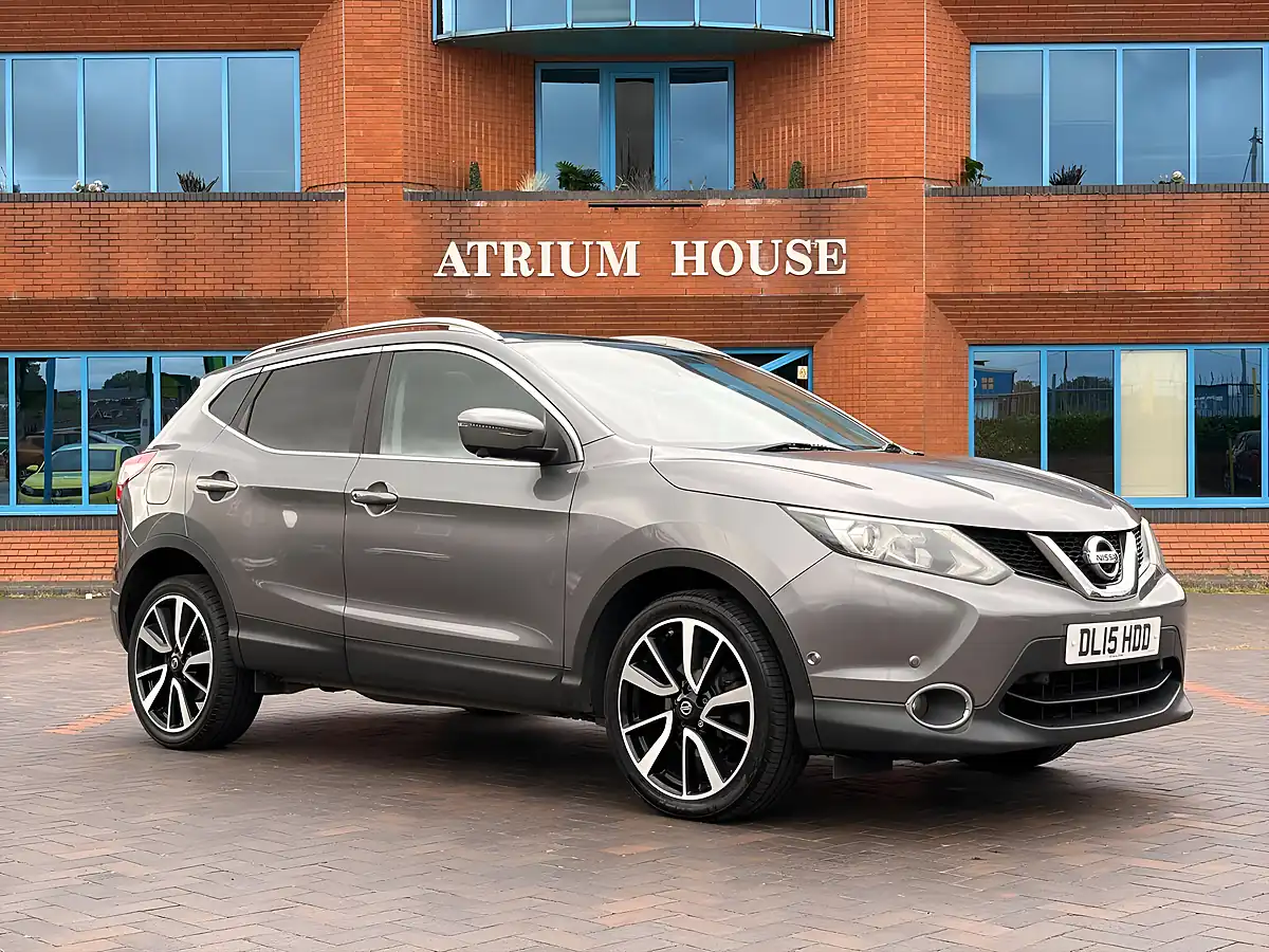 Used 2015 Nissan Qashqai Tekna Grey - Front View