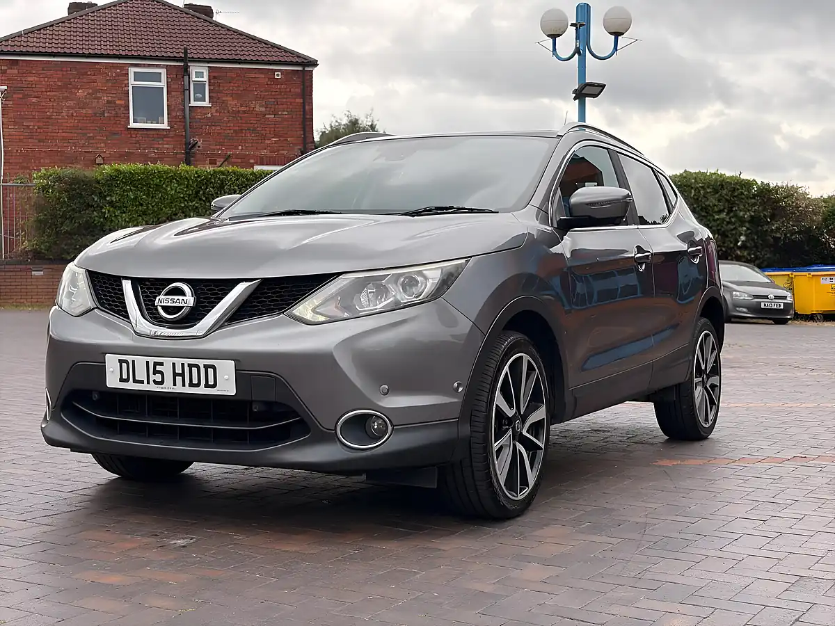 Used 2015 Nissan Qashqai Tekna Grey - Interior and Exterior details 11