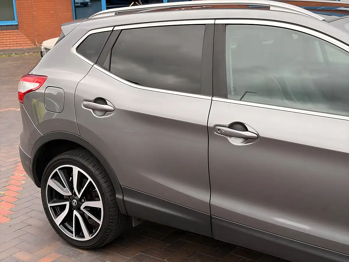 Used 2015 Nissan Qashqai Tekna Grey - Interior and Exterior details 14