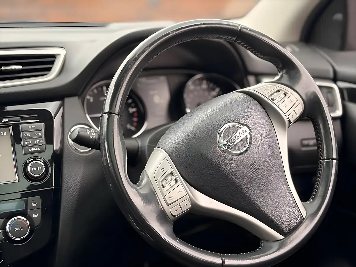 Used 2015 Nissan Qashqai Tekna Grey - Interior and Exterior details 16