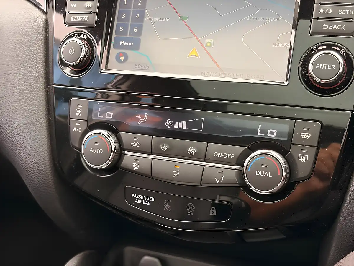 Used 2015 Nissan Qashqai Tekna Grey - Interior and Exterior details 19