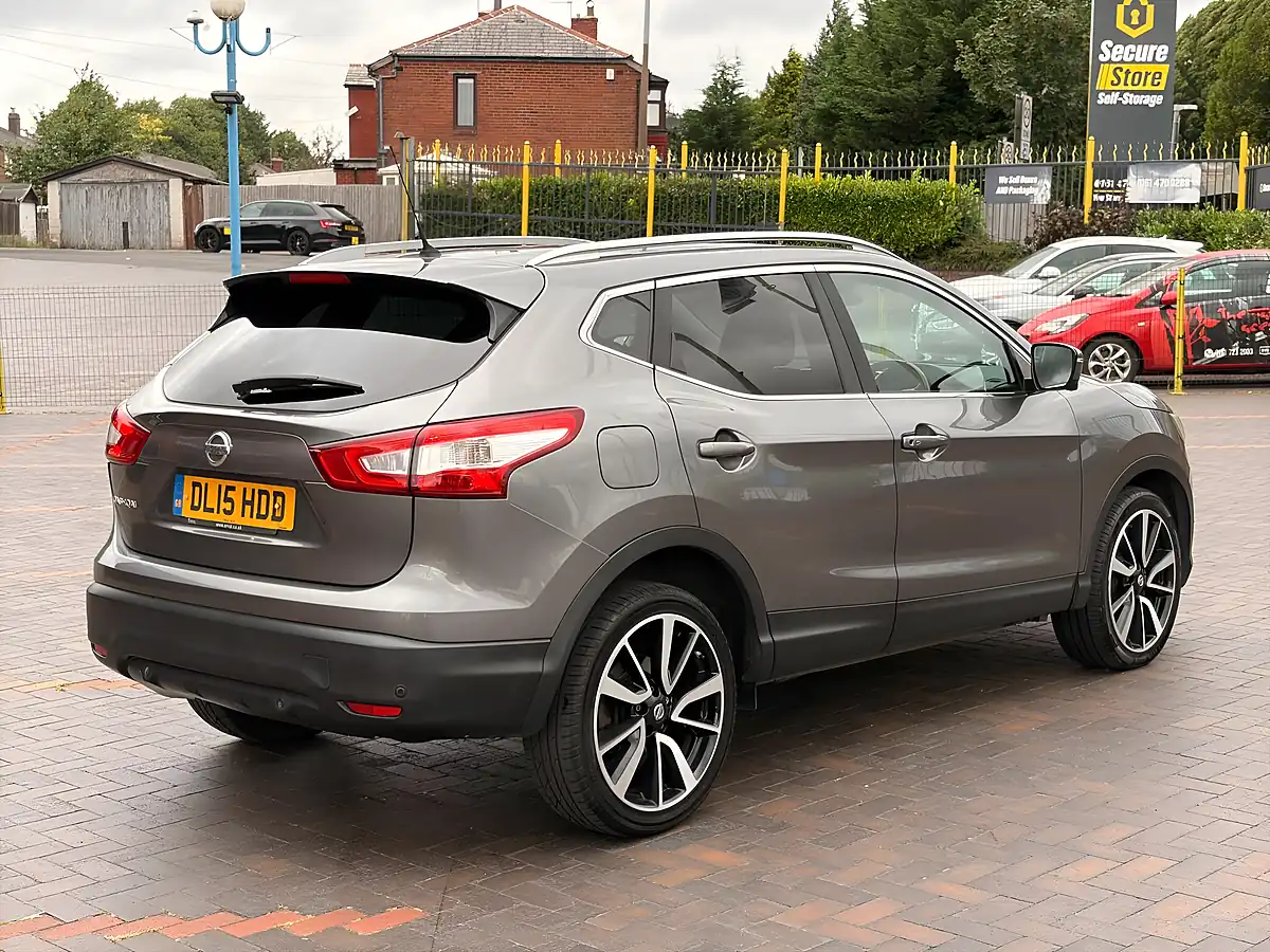 Used 2015 Nissan Qashqai Tekna Grey - Interior and Exterior details 3