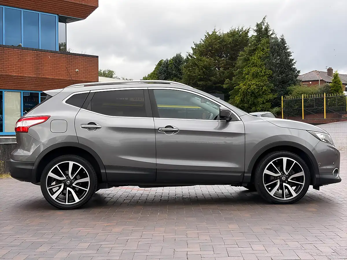Used 2015 Nissan Qashqai Tekna Grey - Interior and Exterior details 4