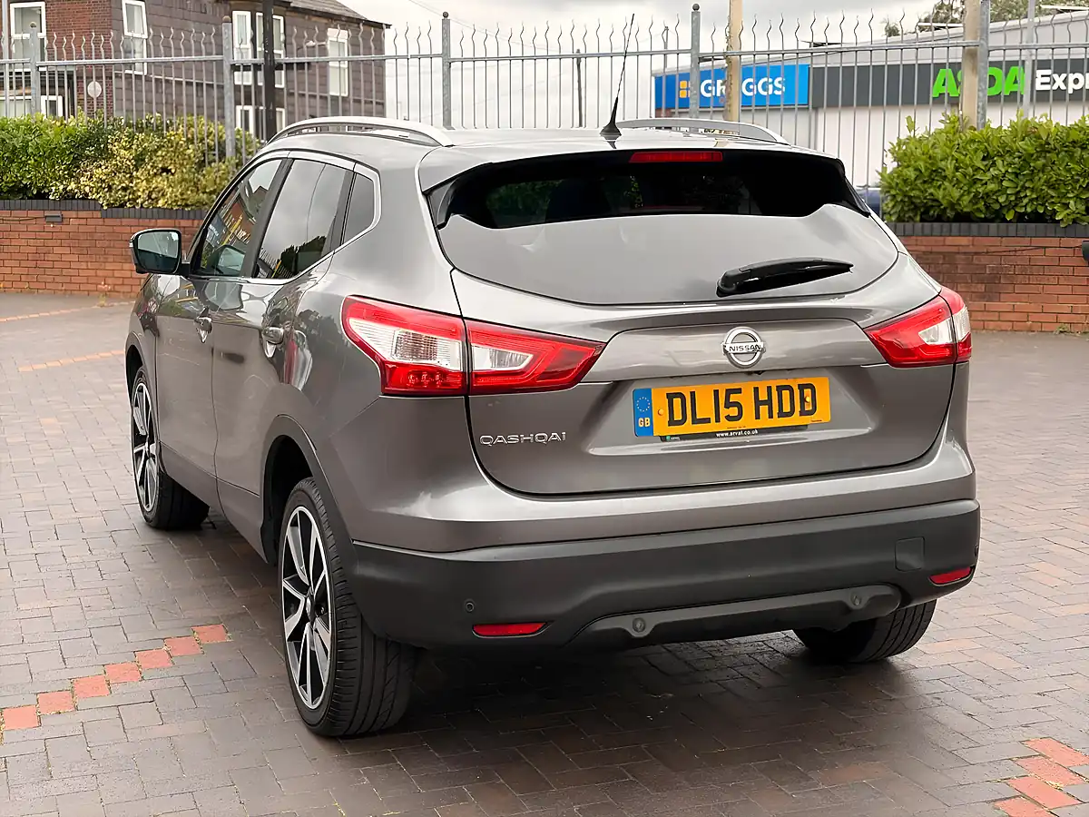 Used 2015 Nissan Qashqai Tekna Grey - Interior and Exterior details 9