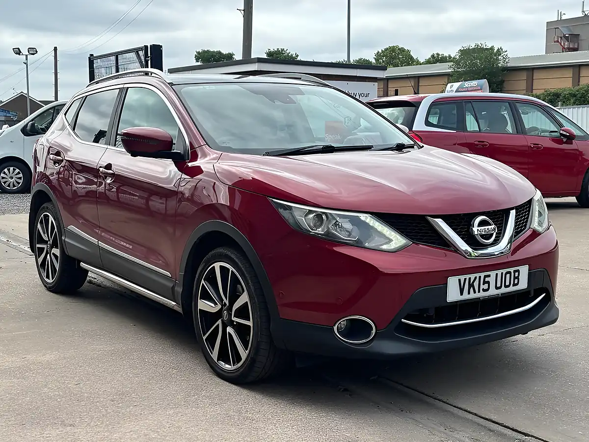 Used 2015 Nissan Qashqai Tekna Red - Front View