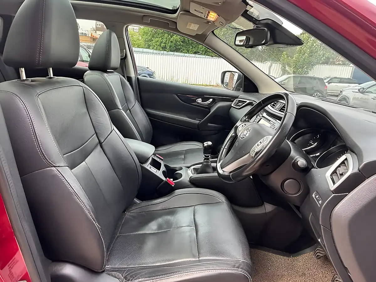 Used 2015 Nissan Qashqai Tekna Red - Interior and Exterior details 10