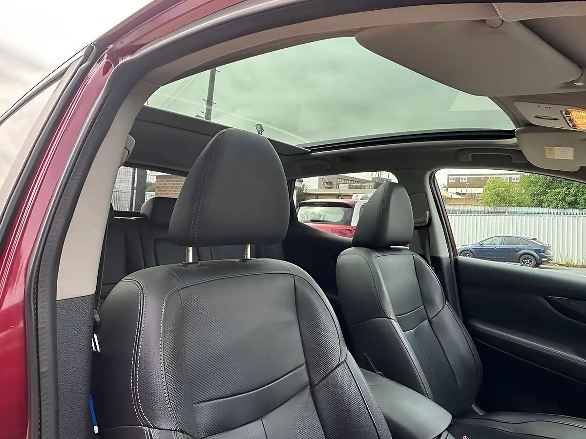 Used 2015 Nissan Qashqai Tekna Red - Interior and Exterior details 11
