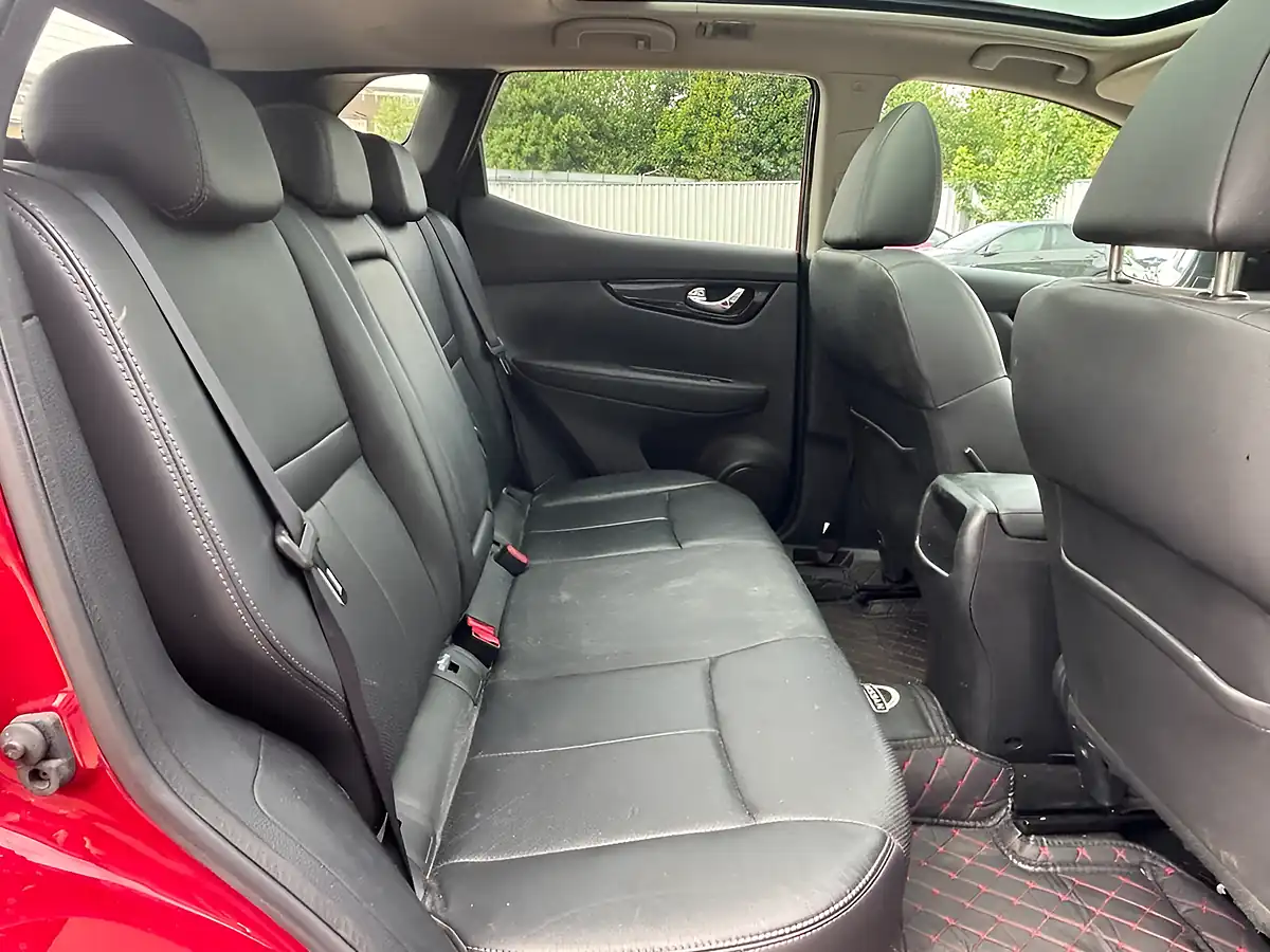 Used 2015 Nissan Qashqai Tekna Red - Interior and Exterior details 12