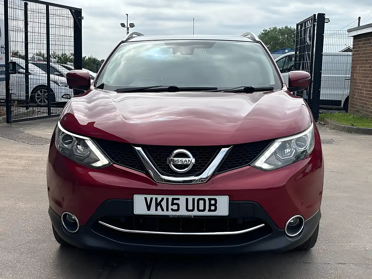 Used 2015 Nissan Qashqai Tekna Red - Interior and Exterior details 2