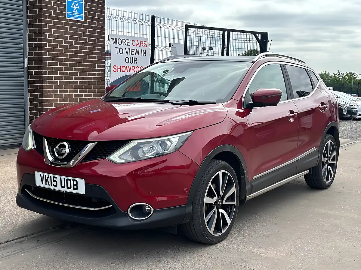 Used 2015 Nissan Qashqai Tekna Red - Interior and Exterior details 3