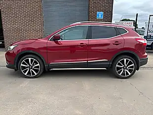 Used 2015 Nissan Qashqai Tekna Red - Interior and Exterior details 4