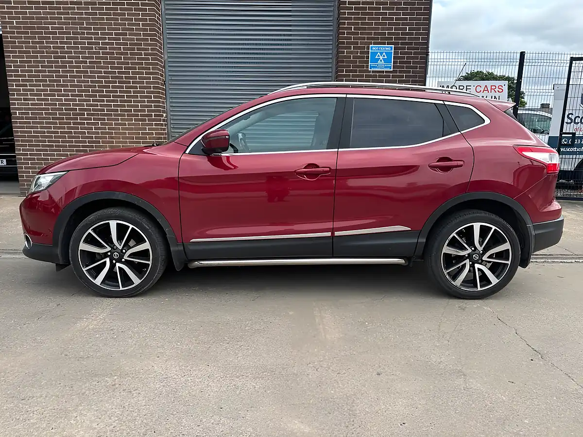 Used 2015 Nissan Qashqai Tekna Red - Interior and Exterior details 4