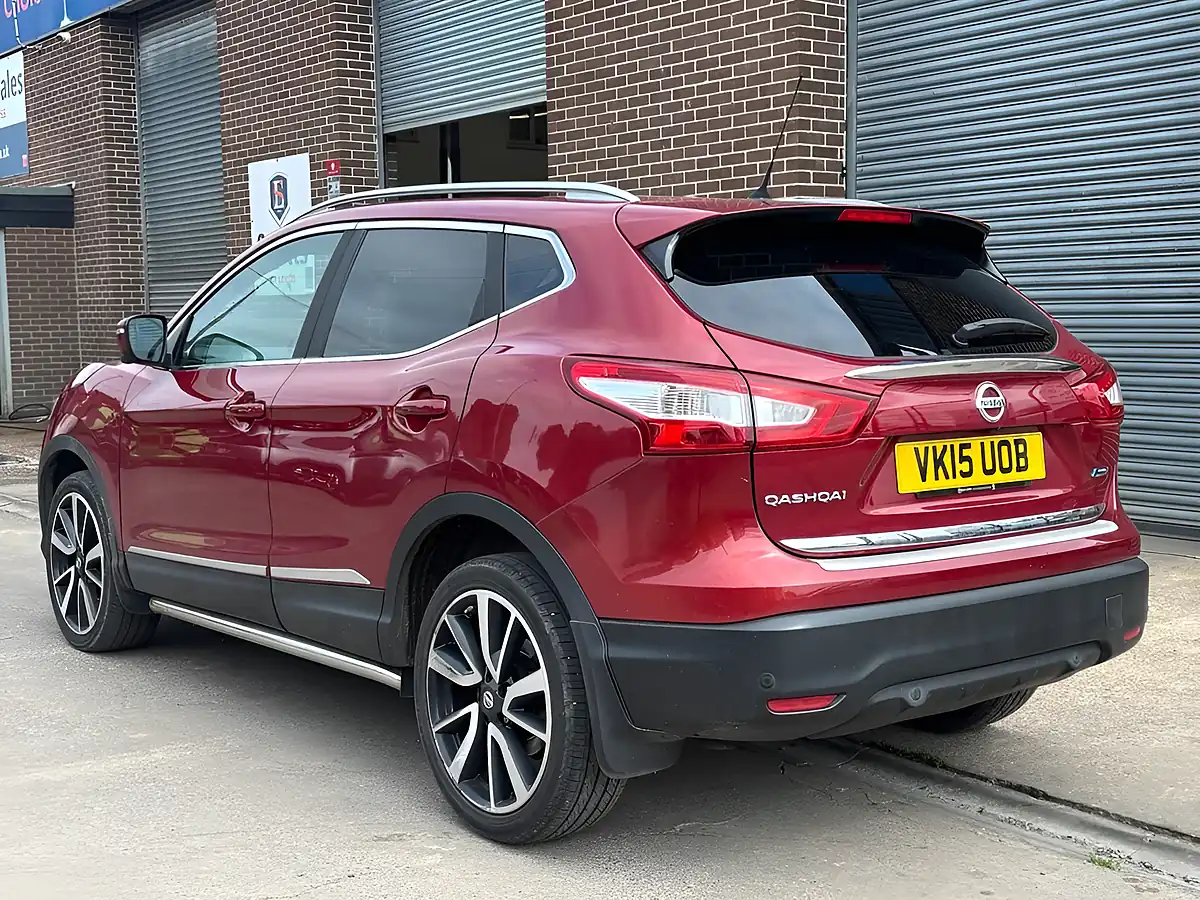 Used 2015 Nissan Qashqai Tekna Red - Interior and Exterior details 5