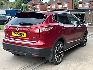Used 2015 Nissan Qashqai Tekna Red - Interior and Exterior details 7