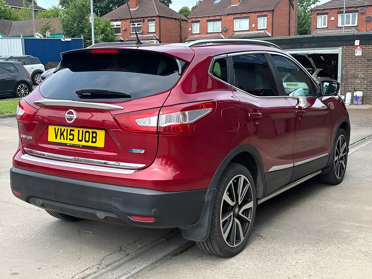 Used 2015 Nissan Qashqai Tekna Red - Interior and Exterior details 7