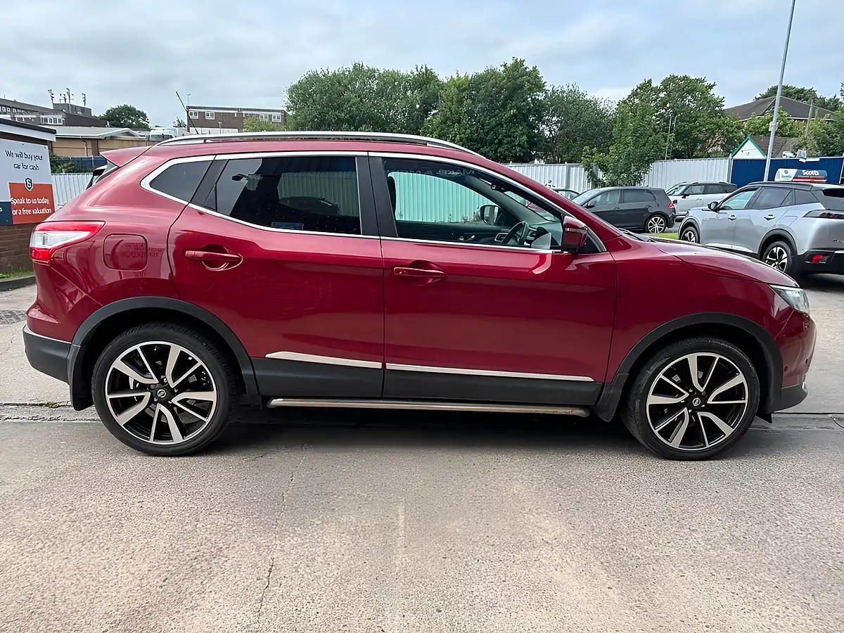 Used 2015 Nissan Qashqai Tekna Red - Interior and Exterior details 8