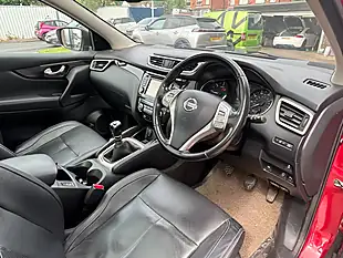 Used 2015 Nissan Qashqai Tekna Red - Interior and Exterior details 9