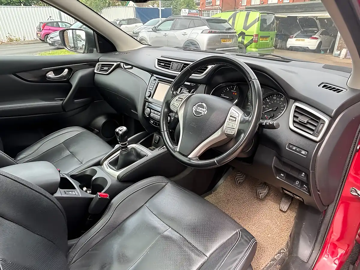 Used 2015 Nissan Qashqai Tekna Red - Interior and Exterior details 9