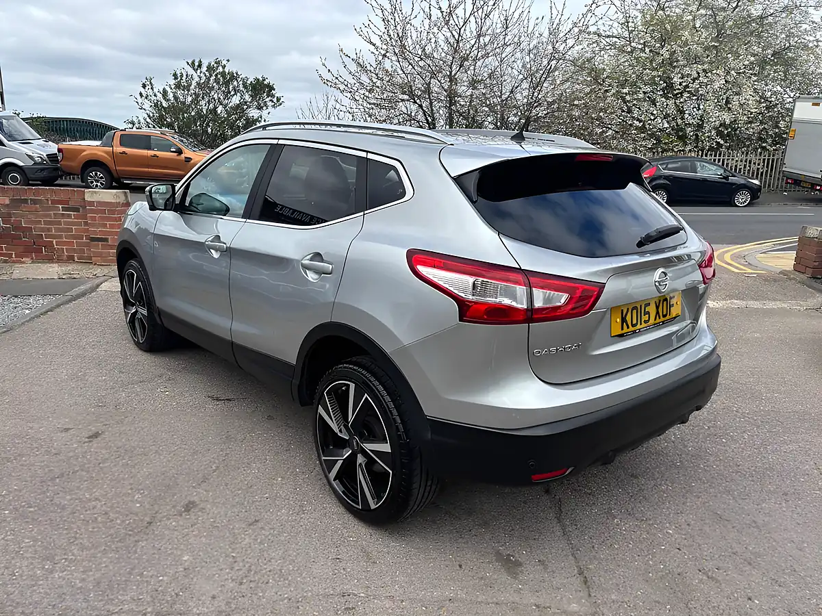 Used 2015 Nissan Qashqai Tekna Silver - Interior and Exterior details 11