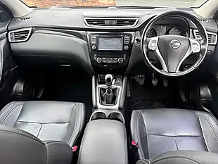 Used 2015 Nissan Qashqai Tekna Silver - Interior and Exterior details 12