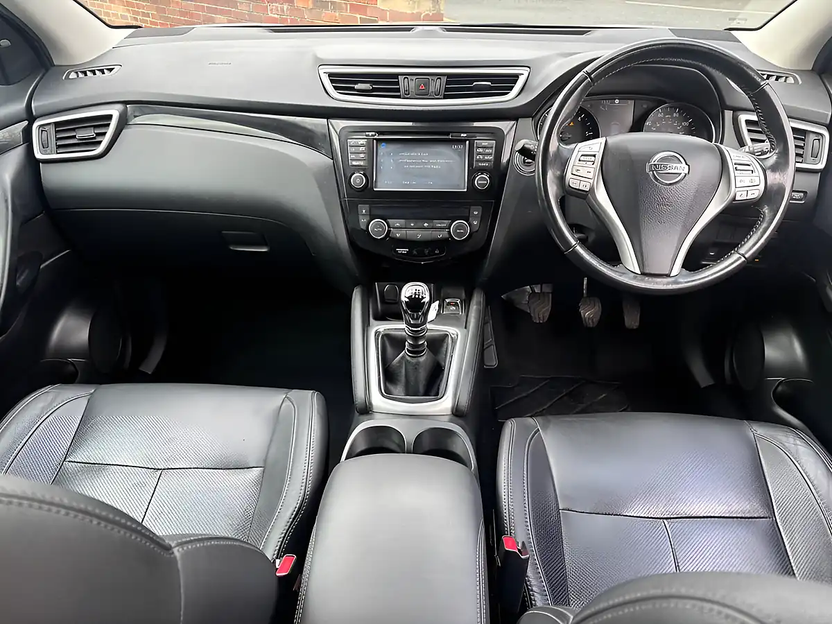 Used 2015 Nissan Qashqai Tekna Silver - Interior and Exterior details 12