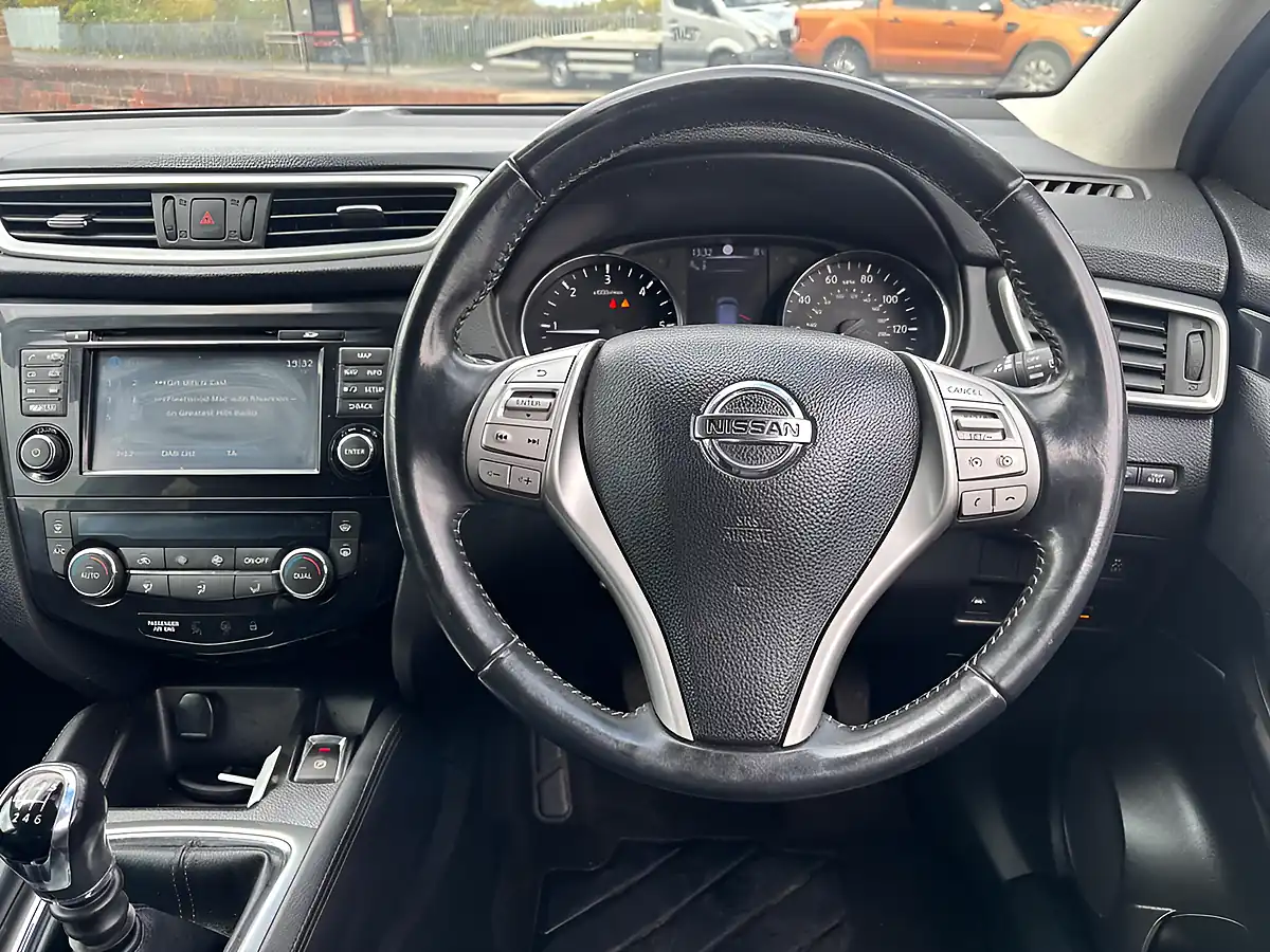 Used 2015 Nissan Qashqai Tekna Silver - Interior and Exterior details 13