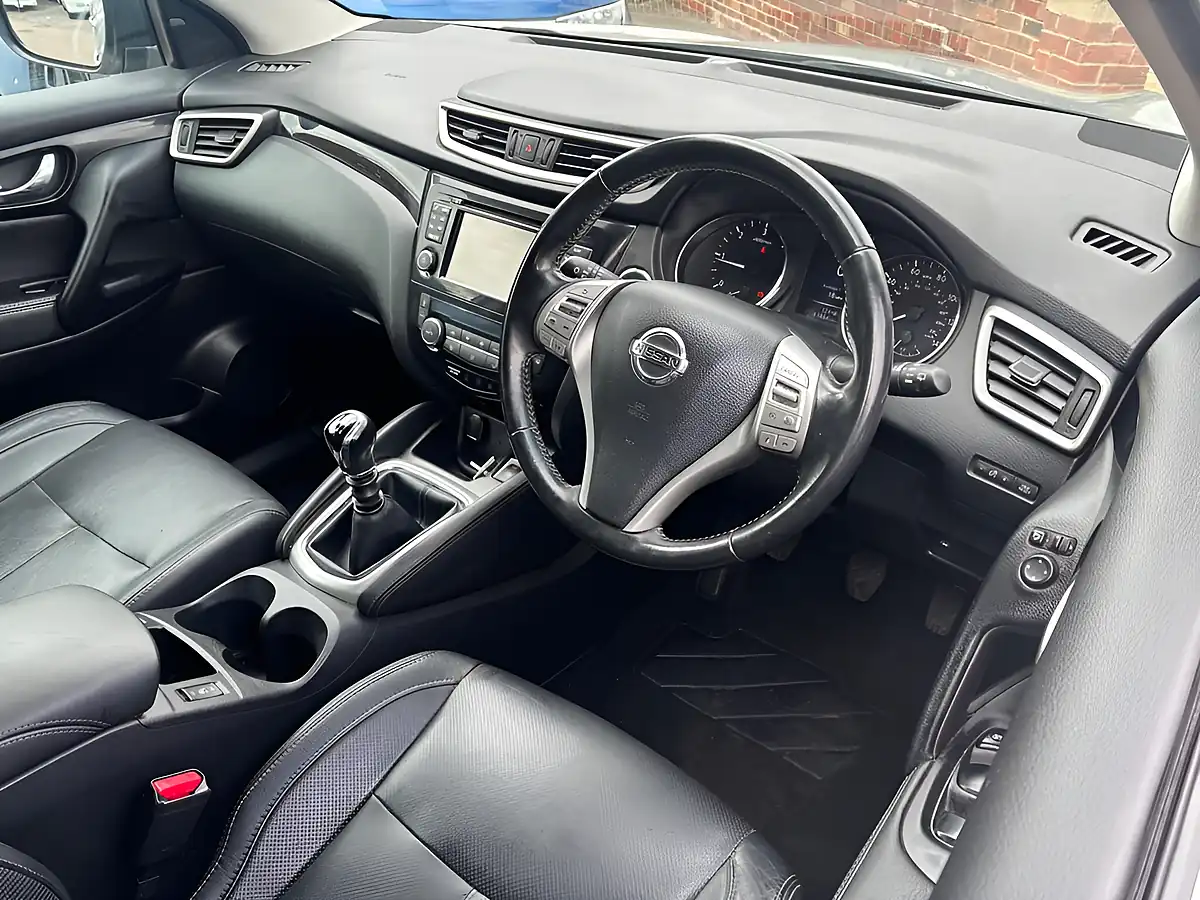 Used 2015 Nissan Qashqai Tekna Silver - Interior and Exterior details 14
