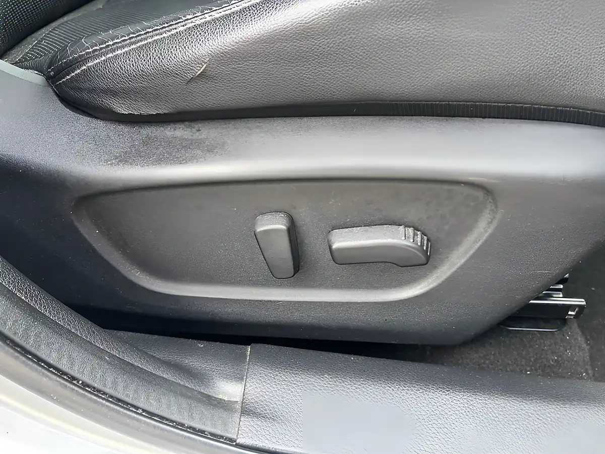Used 2015 Nissan Qashqai Tekna Silver - Interior and Exterior details 15