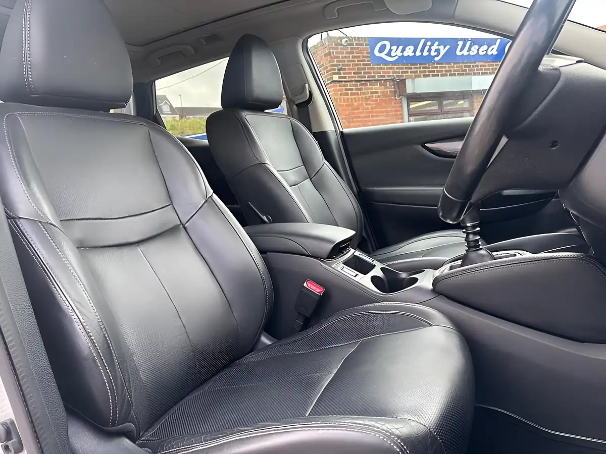 Used 2015 Nissan Qashqai Tekna Silver - Interior and Exterior details 16