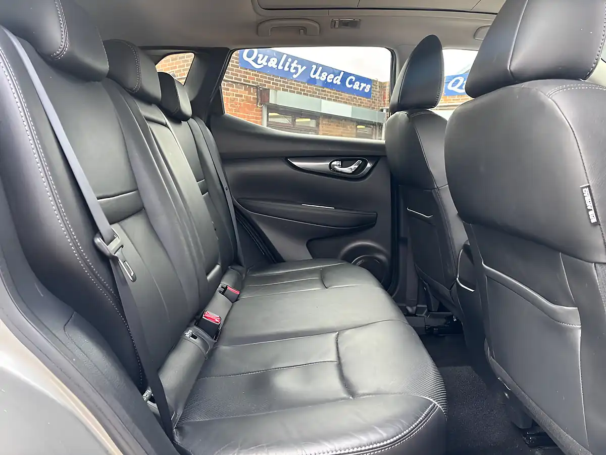 Used 2015 Nissan Qashqai Tekna Silver - Interior and Exterior details 17