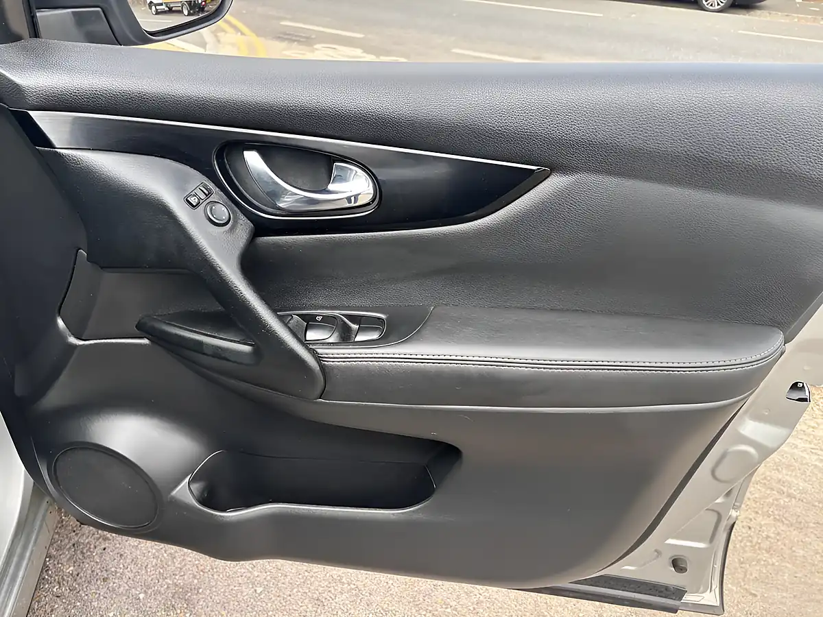 Used 2015 Nissan Qashqai Tekna Silver - Interior and Exterior details 19
