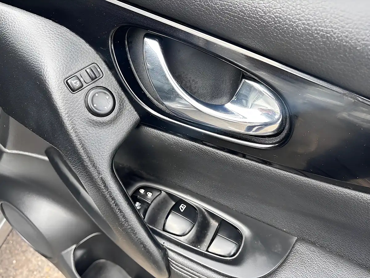 Used 2015 Nissan Qashqai Tekna Silver - Interior and Exterior details 20